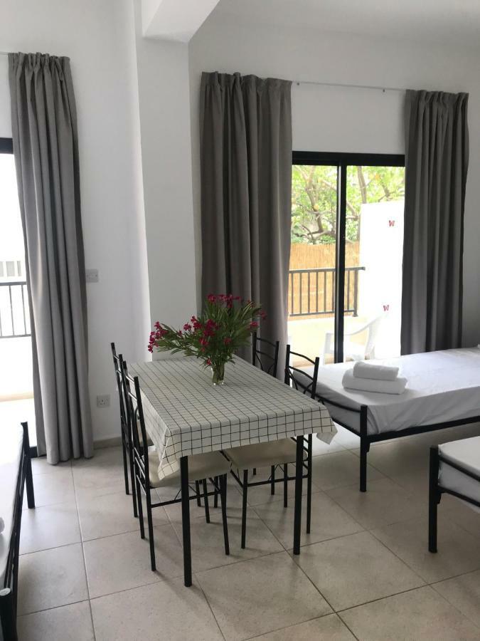 Aparthotel Athinas Court Pafos Zewnętrze zdjęcie